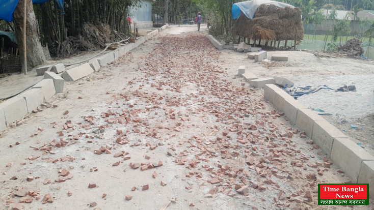 তেঁতুলিয়ায় নিম্ন মানের ব্লক দিয়ে রাস্তা নির্মাণের পাঁয়তারা, ফসলি জমির মাটি কাটছেন ঠিকাদার